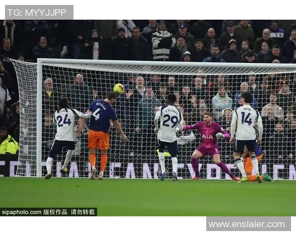 那不勒斯狂胜热刺六比二红牌事件引发全场热议与争议 那不勒斯狂胜热刺六比二红牌事件引发全场热议与争议